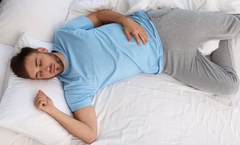 لماذا يحدث الشد العضلي أثناء النوم؟