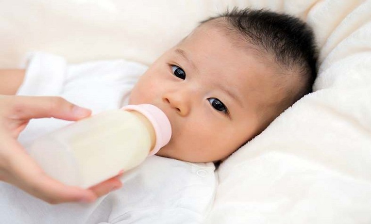 ماذا يشرب الطفل حديث الولادة؟