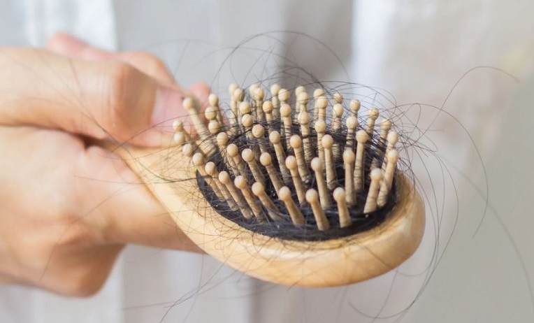 ما علاج تساقط الشعر في المنزل