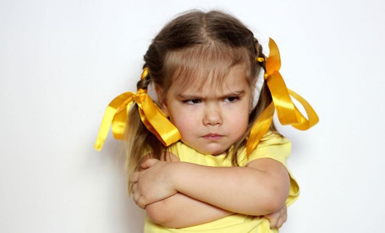 كيفية التعامل مع الطفل العنيد والعصبي في عمر 4  سنوات